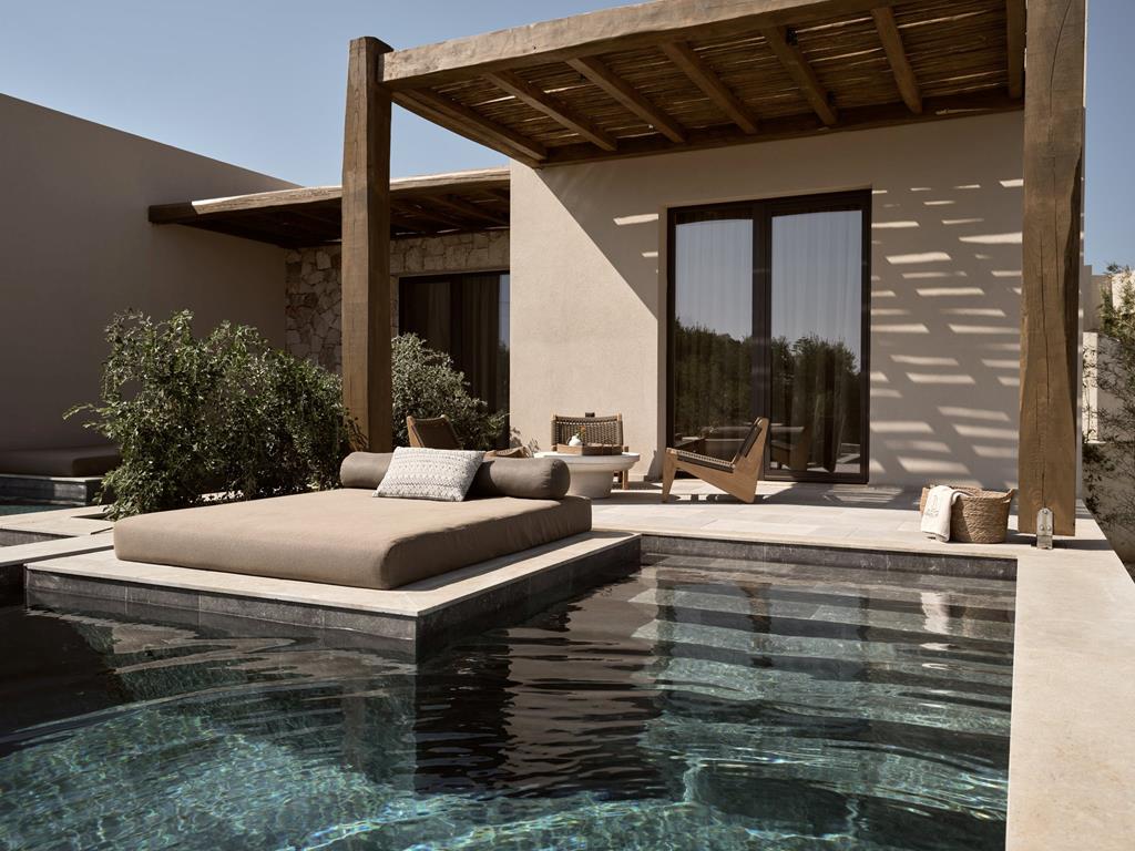 Swim-up suite met priv&eacute;pool en loungebed bij lifestyle resort